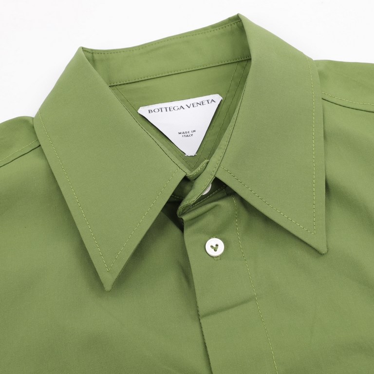 BOTTEGA VENETA Ploughman BV 23SS Side Woven Short Sleeve ShirtFabrics are custom woven and dyed, starting at 3000 meters per color, exclusive models! Side seam process requires special machine, also makes the production 