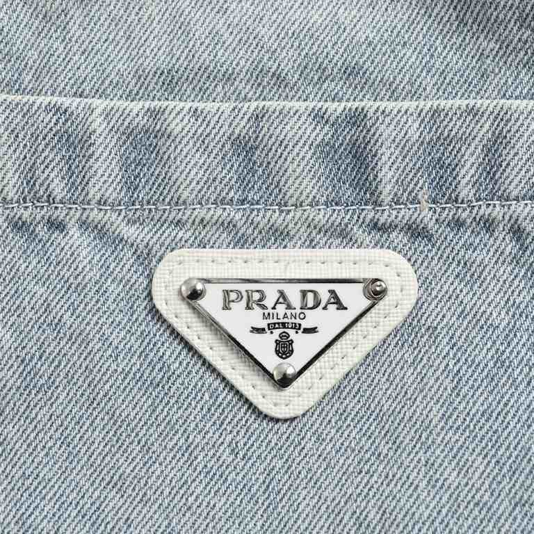 PradaPrada 22Fw triangle label washed denim shirtThis year's latest wash process models purchased in April, adjusting the color tone version of the process cost nearly 10,000, the fabric used is 7 × 7 Sailor Loop Spinnin