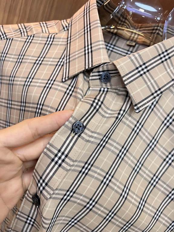 (High version) Burberry casual plaid shirtHas always been an essential item this season A good shirt highlights more than just temperament, counter models Details do unique Burberry shirt is very concerned about the qual