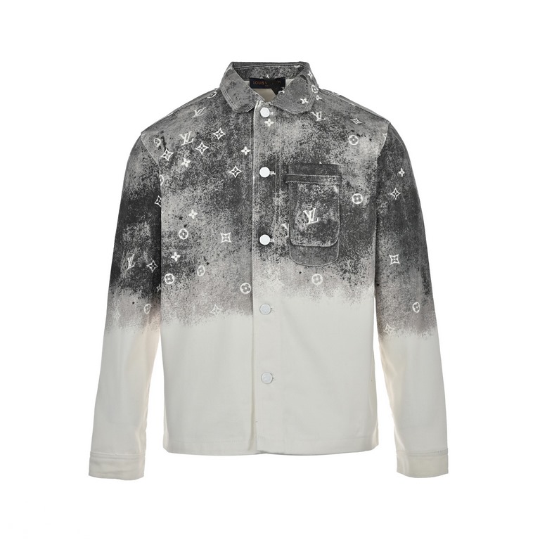 Louis Vuitton 22ss Star Rendered Aged Denim JacketLouis VuttonLouis Vuitton 22ss Star Rendered Aged Denim JacketThe work shirt is cut from denim for a relaxed fit and hand-airbrushed to create a chic blur that announces 