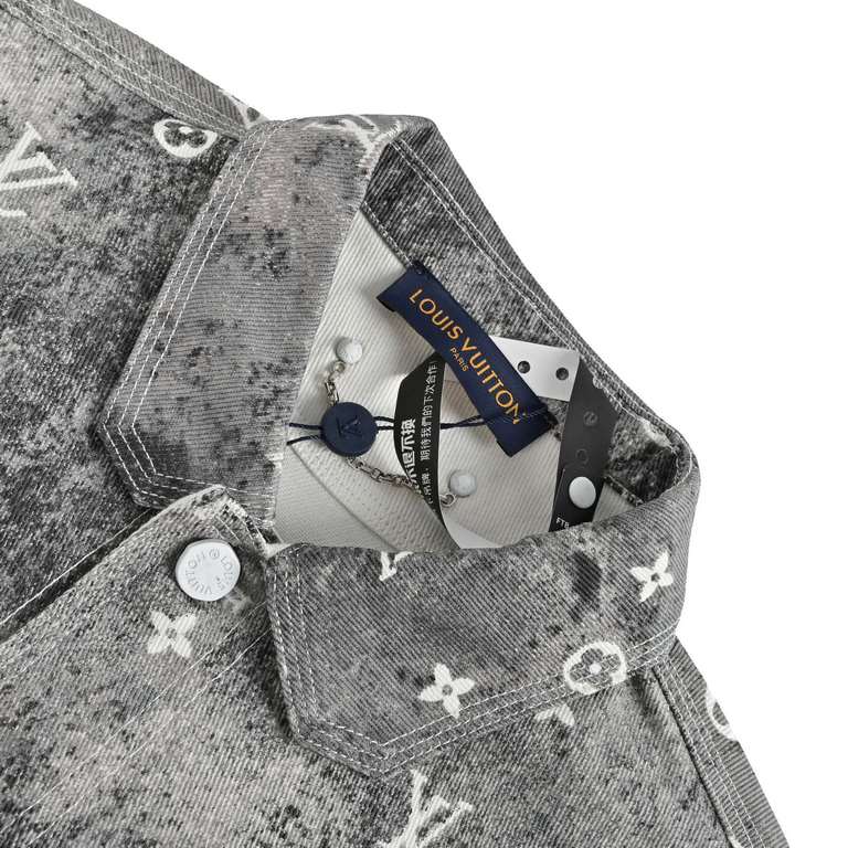 Louis Vuitton 22ss Star Rendered Aged Denim JacketLouis VuttonLouis Vuitton 22ss Star Rendered Aged Denim JacketThe work shirt is cut from denim for a relaxed fit and hand-airbrushed to create a chic blur that announces 