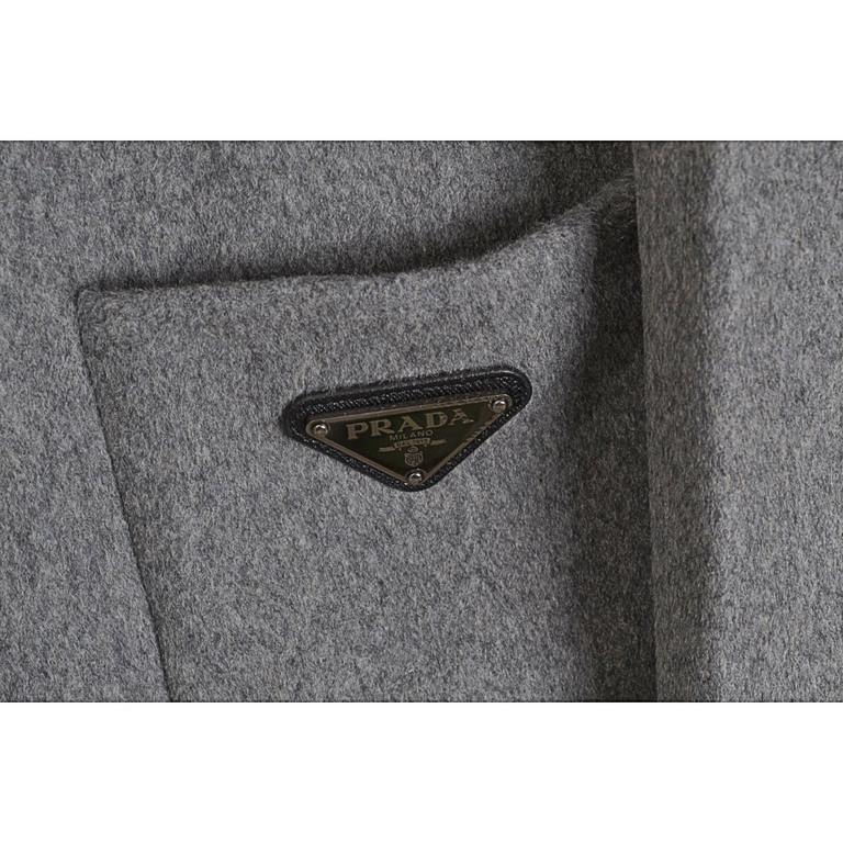 PRADAPrada Triangle Label Cashmere Long Sleeve ShirtSize：36 38 40Customized dyeing and weaving yarn, face yarn made of 100% cashmere, bottom yarn made of 100% polyester, custom triangular label, four buttons, wash mark, 