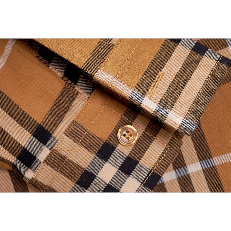 BurberryBurberry Classic Element Flannel Long Sleeve ShirtSize：S M LBBR brand's most representative of the classic striped shirt, the fabric is made of soft facecloth fabric, plaid counterpoint, yarn fixed weaving and dy