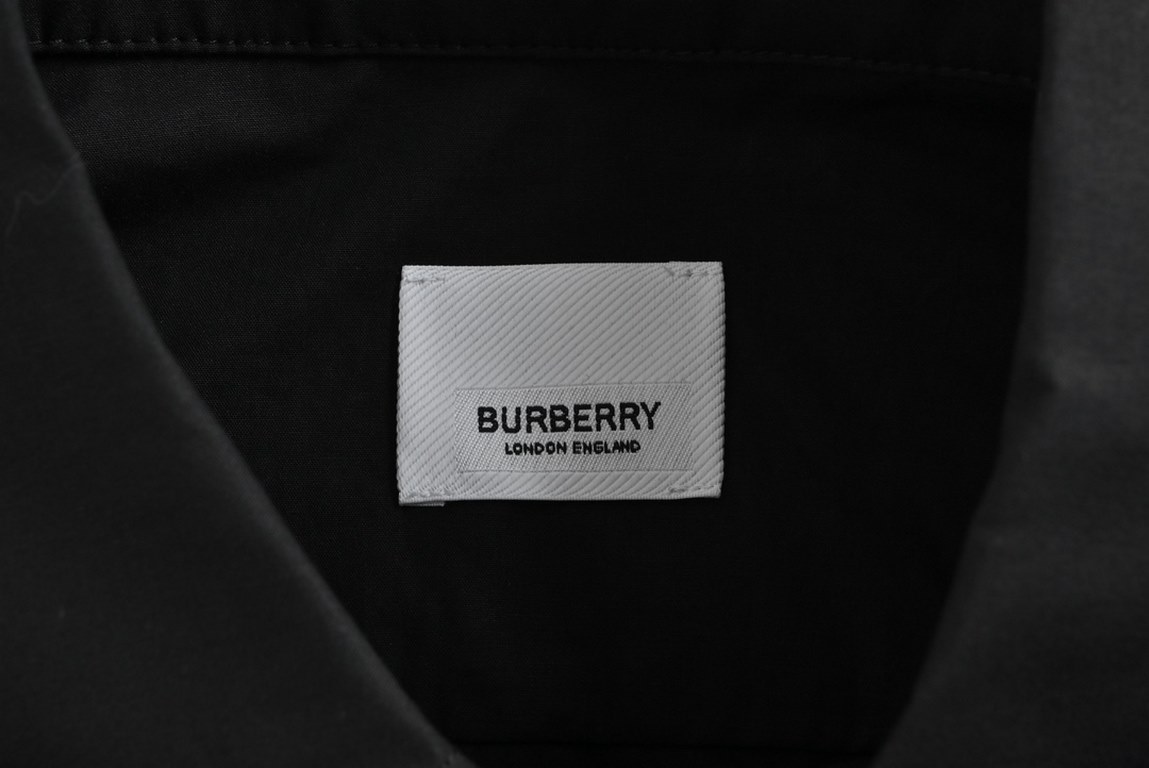 BurberryBurberry 23ss warhorse patch shirtThe original domestic 8400 purchased, the use of Korean shirt fabrics, compared to the market fabrics, to achieve the original version of the consistent high density, soft and st