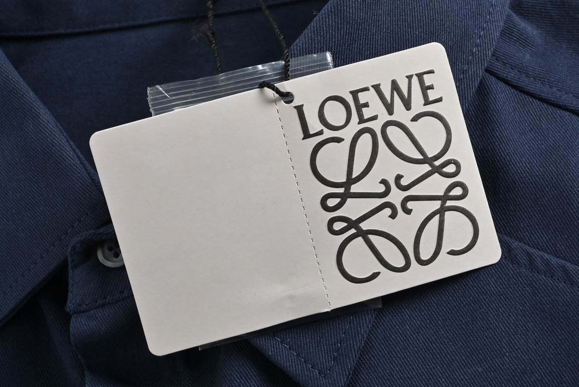 LoeweLoewe 23ss Irregular Solid Color ShirtCustomized original 11 fabric, placket, cuffs, collar with overlock stitching process, all cut pieces need piece of ironing, hem asymmetric tailoring design, hidden button front