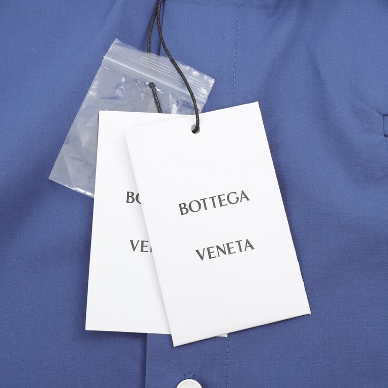 BOTTEGA VENETA Ploughman BV 23SS Side Woven Short Sleeve ShirtFabrics are custom woven and dyed, starting at 3000 meters per color, exclusive models! Side seam process requires special machine, also makes the production 