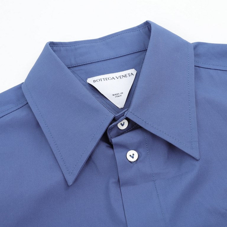 BOTTEGA VENETA Ploughman BV 23SS Side Woven Short Sleeve ShirtFabrics are custom woven and dyed, starting at 3000 meters per color, exclusive models! Side seam process requires special machine, also makes the production 