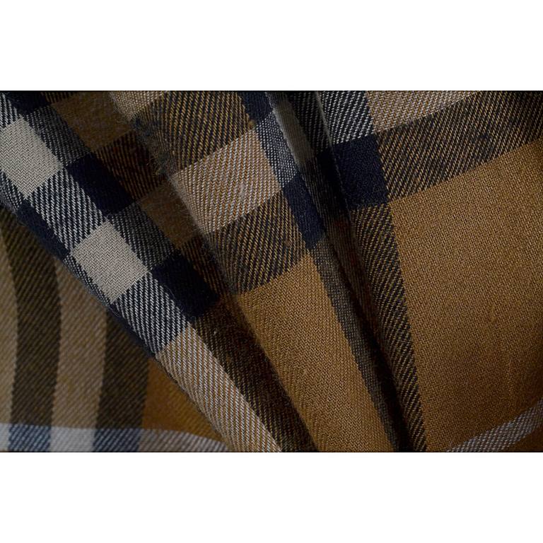 BurberryBurberry Classic Element Flannel Long Sleeve ShirtSize：S M LBBR brand's most representative of the classic striped shirt, the fabric is made of soft facecloth fabric, plaid counterpoint, yarn fixed weaving and dy