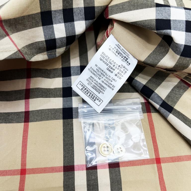 Burberry  Burberry 22FW Label Applique Plaid Long Sleeve ShirtFirst to hit the pattern. Fabric is custom swoop silk, silky and breathable on top. Infrared positioning tailoring, custom shell head buttons, collar cuffs co