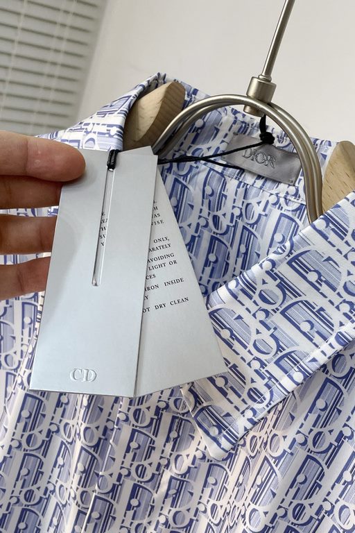 Dior, CD Home 2023aw Early Fall New ArrivalsBlue Silk Twill Striped and Oblique Printed Silk ShortsCounter price 15,000 for the topShorts 14,000DescriptionThis short-sleeved shirt highlights the classic Oblique print. It