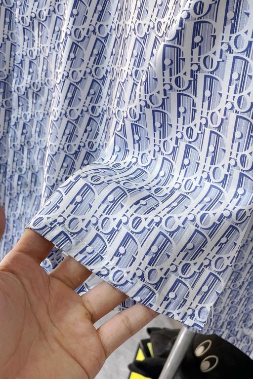 Dior, CD Home 2023aw Early Fall New ArrivalsBlue Silk Twill Striped and Oblique Printed Silk ShortsCounter price 15,000 for the topShorts 14,000DescriptionThis short-sleeved shirt highlights the classic Oblique print. It