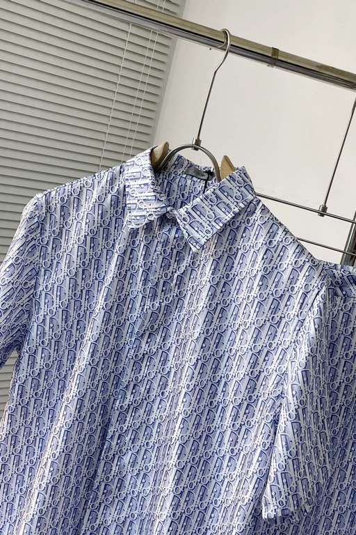 Dior, CD Home 2023aw Early Fall New ArrivalsBlue Silk Twill Striped and Oblique Printed Silk ShortsCounter price 15,000 for the topShorts 14,000DescriptionThis short-sleeved shirt highlights the classic Oblique print. It