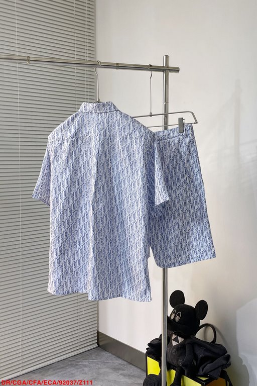 Dior, CD Home 2023aw Early Fall New ArrivalsBlue Silk Twill Striped and Oblique Printed Silk ShortsCounter price 15,000 for the topShorts 14,000DescriptionThis short-sleeved shirt highlights the classic Oblique print. It