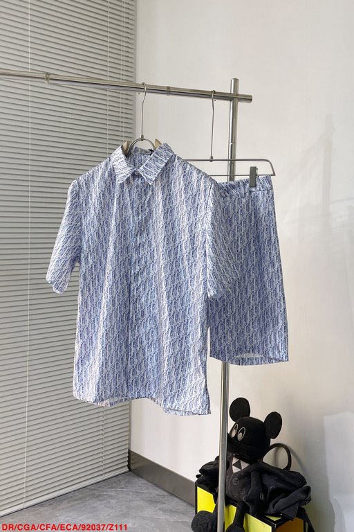 Dior, CD Home 2023aw Early Fall New ArrivalsBlue Silk Twill Striped and Oblique Printed Silk ShortsCounter price 15,000 for the topShorts 14,000DescriptionThis short-sleeved shirt highlights the classic Oblique print. It