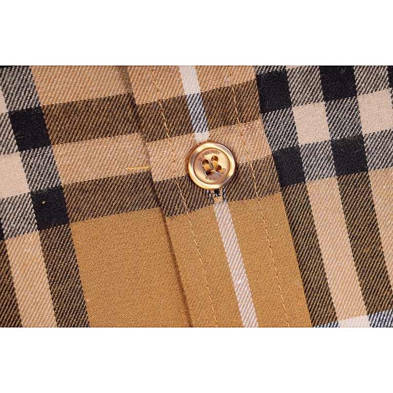 BurberryBurberry Classic Element Flannel Long Sleeve ShirtSize：S M LBBR brand's most representative of the classic striped shirt, the fabric is made of soft facecloth fabric, plaid counterpoint, yarn fixed weaving and dy