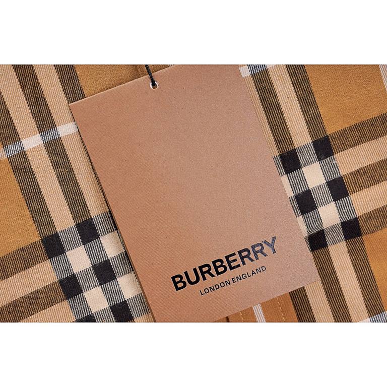 BurberryBurberry Classic Element Flannel Long Sleeve ShirtSize：S M LBBR brand's most representative of the classic striped shirt, the fabric is made of soft facecloth fabric, plaid counterpoint, yarn fixed weaving and dy