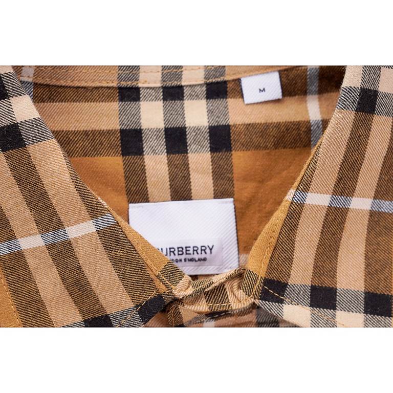 BurberryBurberry Classic Element Flannel Long Sleeve ShirtSize：S M LBBR brand's most representative of the classic striped shirt, the fabric is made of soft facecloth fabric, plaid counterpoint, yarn fixed weaving and dy