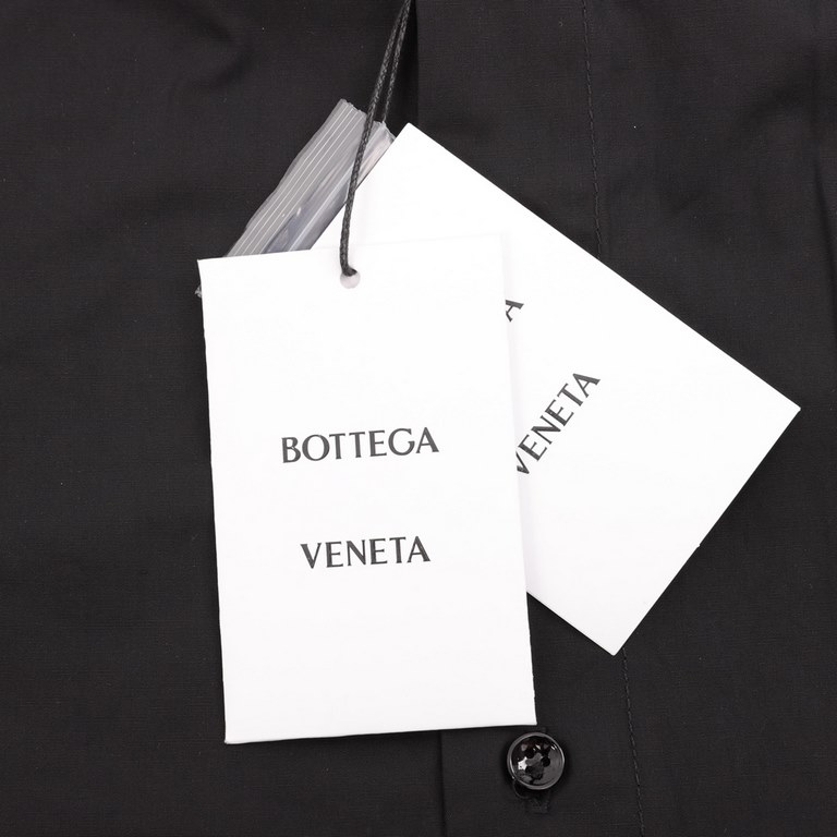 BOTTEGA VENETA Ploughman BV 23SS Side Woven Short Sleeve ShirtFabrics are custom woven and dyed, starting at 3000 meters per color, exclusive models! Side seam process requires special machine, also makes the production 