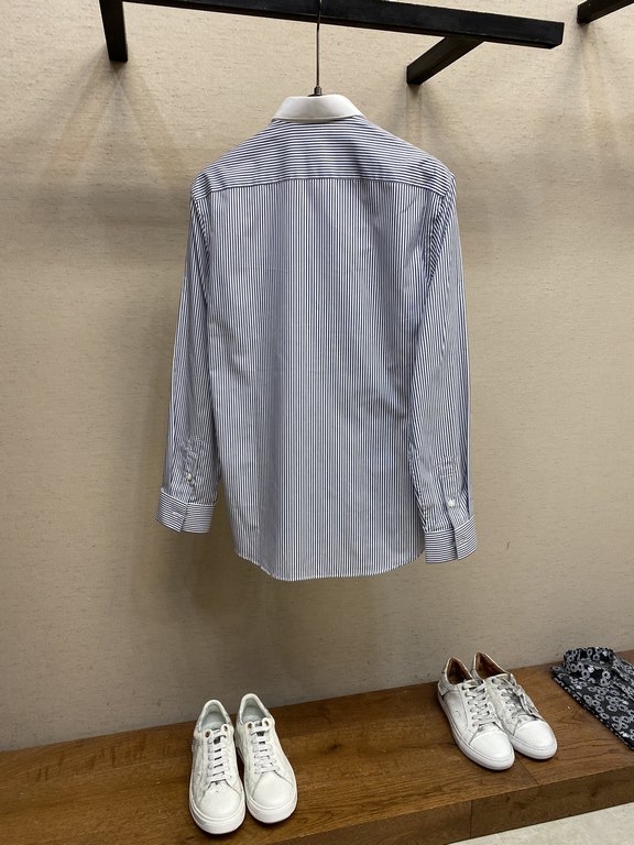 Gucci, fashion simple striped long-sleeved shirt, this lightweight cotton shirt is made of cotton texture fabric, classic simple design collocation, refreshing tone, color super super super super awesome, the most worthw