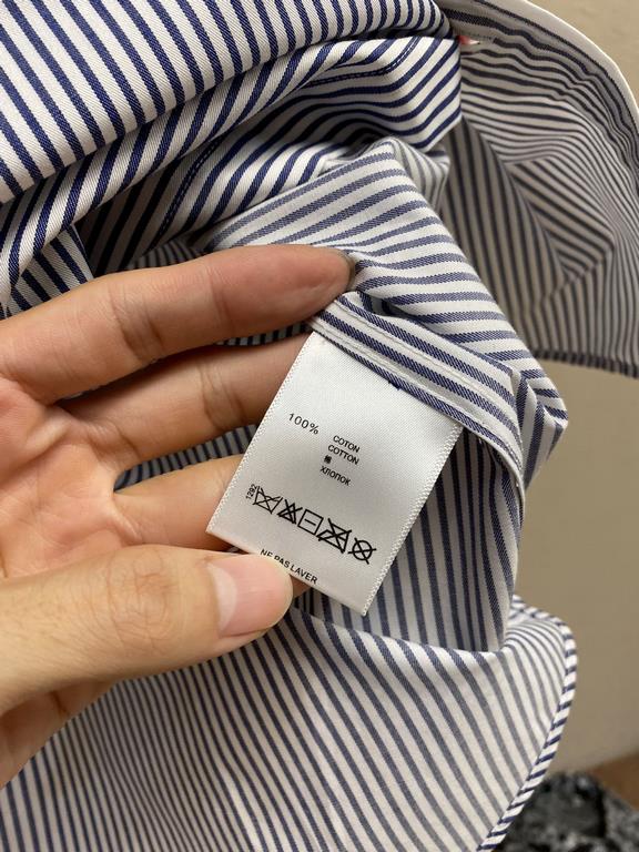 Gucci, fashion simple striped long-sleeved shirt, this lightweight cotton shirt is made of cotton texture fabric, classic simple design collocation, refreshing tone, color super super super super awesome, the most worthw