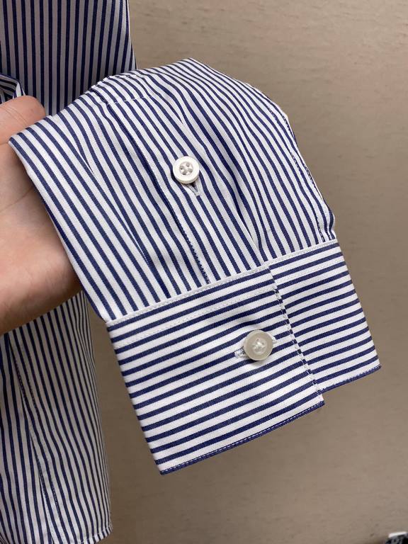 Gucci, fashion simple striped long-sleeved shirt, this lightweight cotton shirt is made of cotton texture fabric, classic simple design collocation, refreshing tone, color super super super super awesome, the most worthw