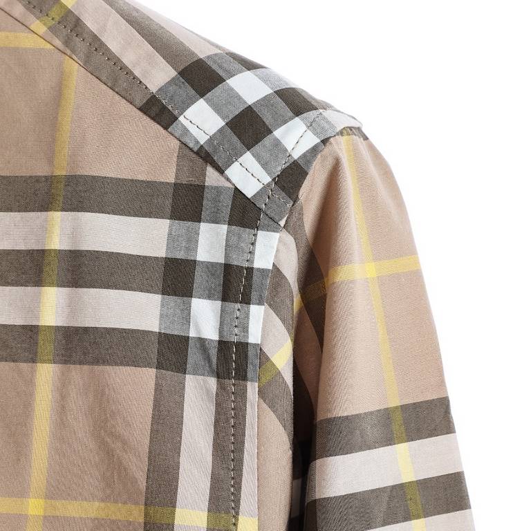 BurberryBurberry New Stripe Long Sleeve ShirtBBR brand's most representative striped elements shirt, counter sales of the first paragraph. The fabric is made of double stranded 80 woven twill fabric, checkered counterpoi