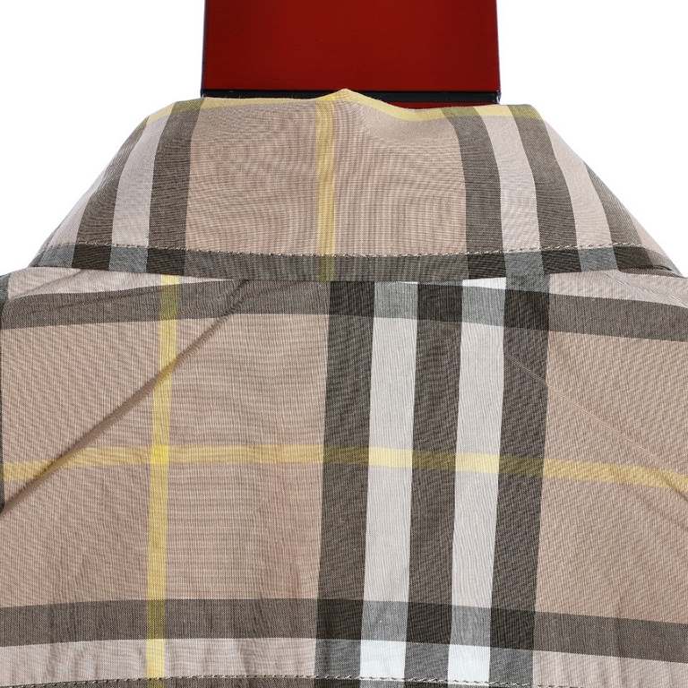 BurberryBurberry New Stripe Long Sleeve ShirtBBR brand's most representative striped elements shirt, counter sales of the first paragraph. The fabric is made of double stranded 80 woven twill fabric, checkered counterpoi