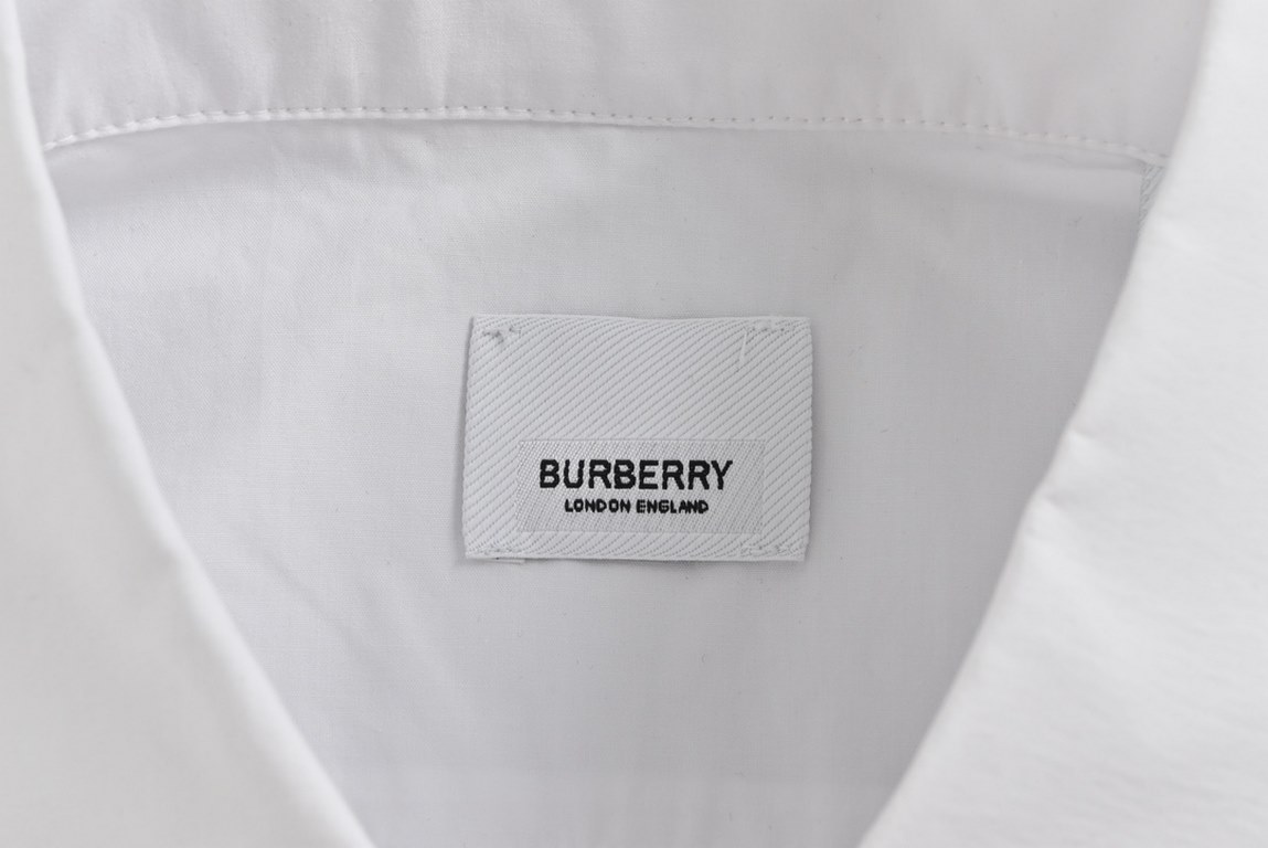 BurberryBurberry 23ss warhorse patch shirtThe original domestic 8400 purchased, the use of Korean shirt fabrics, compared to the market fabrics, to achieve the original version of the consistent high density, soft and st