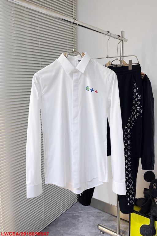 W547 LV   Louis  Deng   all must-have series, synchronized counter login Louis family's latest popularity products, classic Monogram, minimalist style, couples models of high-end casual shirts Louis family is currently p