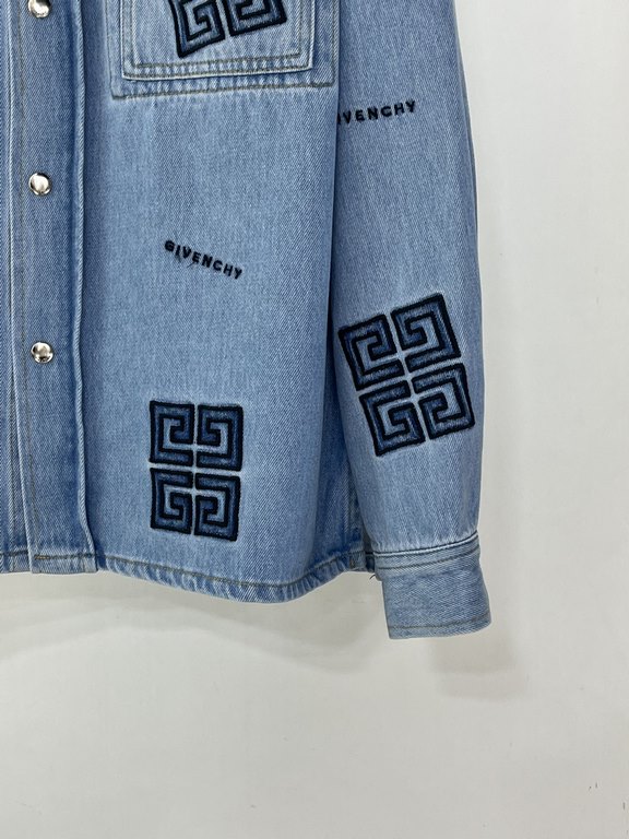 Givenchy 23 denim shirtMaterial 12A 77 American cotton denim cottonThe upper body drape full three-dimensional shapeProcess 1 the whole piece of clothing by light filial piety washingProcess 2 using imported machine appl