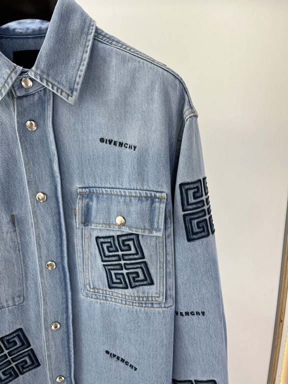 Givenchy 23 denim shirtMaterial 12A 77 American cotton denim cottonThe upper body drape full three-dimensional shapeProcess 1 the whole piece of clothing by light filial piety washingProcess 2 using imported machine appl