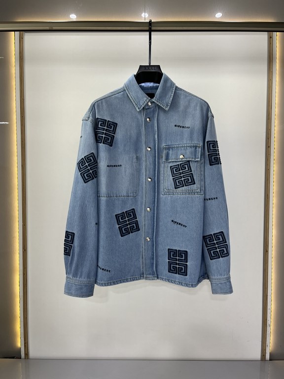 Givenchy 23 denim shirtMaterial 12A 77 American cotton denim cottonThe upper body drape full three-dimensional shapeProcess 1 the whole piece of clothing by light filial piety washingProcess 2 using imported machine appl