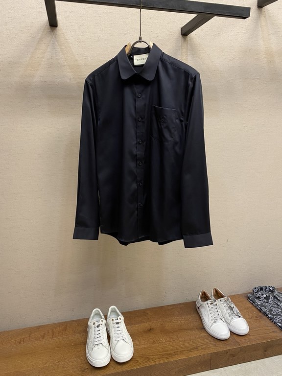 Gucci, fashion simple long-sleeved shirt, this lightweight cotton shirt is made of cotton texture fabric, classic simple design with a refreshing tone, the color is super super super super awesome, the most worthwhile to