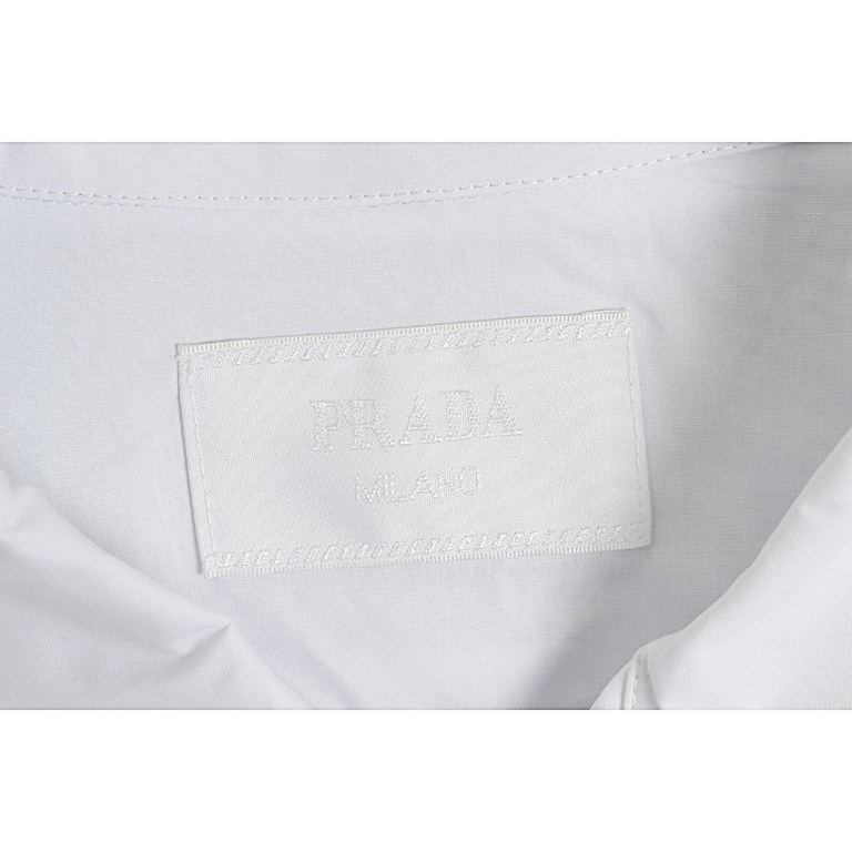 PradaPrada PRD 22ss Zipper Pocket Nylon Triangle Label Collar ShirtSize：S M L XLThe fabric is made of woven 100% combed cotton, which is comfortable and breathable and not easy to pill. The pocket patch is made of Prd's 