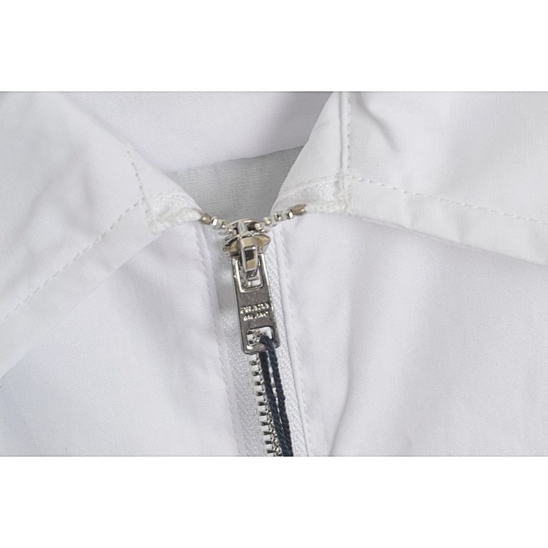 PradaPrada PRD 22ss Zipper Pocket Nylon Triangle Label Collar ShirtSize：S M L XLThe fabric is made of woven 100% combed cotton, which is comfortable and breathable and not easy to pill. The pocket patch is made of Prd's 