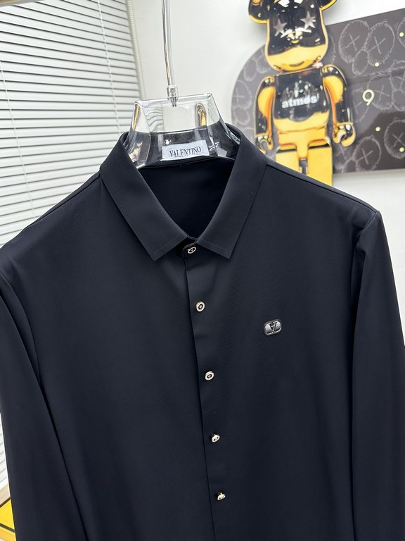 Valentino high-end quality! The original version of the three standards! 2023 early fall newest products, counter synchronization is available, the original single hard goods, fashionable and casual long-sleeved shirt, c