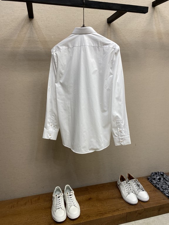 Hermes, fashion simple long-sleeved shirt, this lightweight cotton shirt is made of cotton texture fabric, classic simple design with a refreshing tone, the color is super super super super awesome, the most worthwhile t