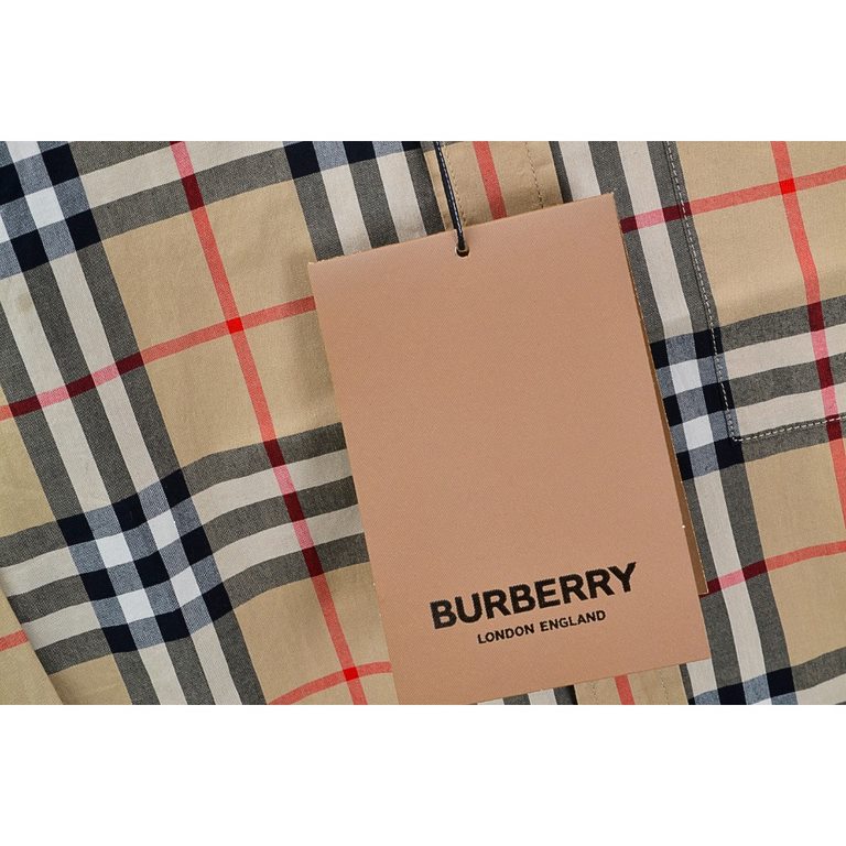 BURBERRYBurberry Classic Stripe Back Embroidery Long Sleeve ShirtSize：S M L XLBBR brand's most representative of the classic striped shirt, the fabric is made of double stranded 80 woven twill fabric, checkered counterpo