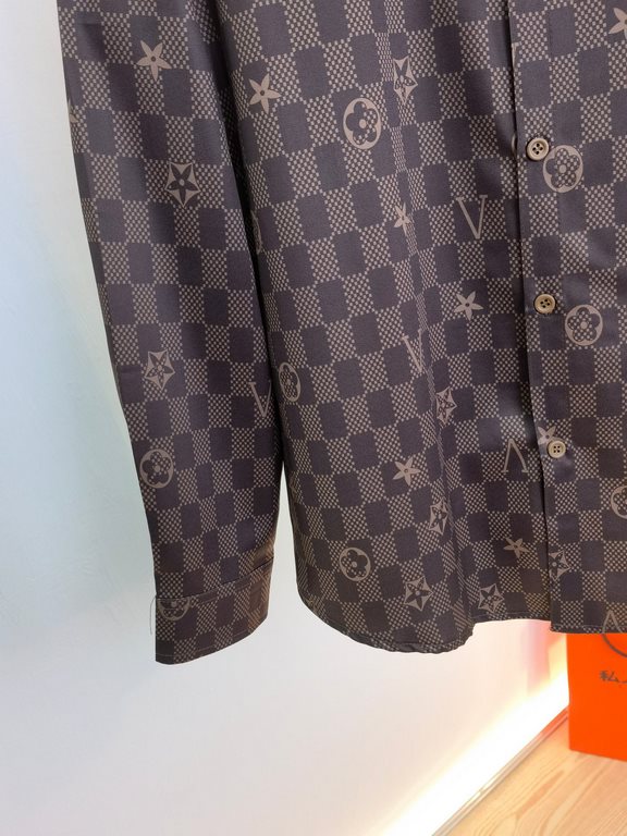 LV Louis Vuitton 2023ss new men's long sleeve shirt, high quality ready-to-wear! Customized fabrics Breathable and comfortable, impeccable details, brand elements design concepts, reflecting high quality. The handfeel is