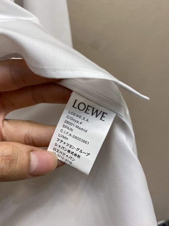 Loewe, new Loewe business casual shirt Lutai textile imported tribute satin fabric, satin finishing treatment, feel silky smooth with thickness, fabric double stranded yarn 140 count, 146 grams. Coats thread three-dimens