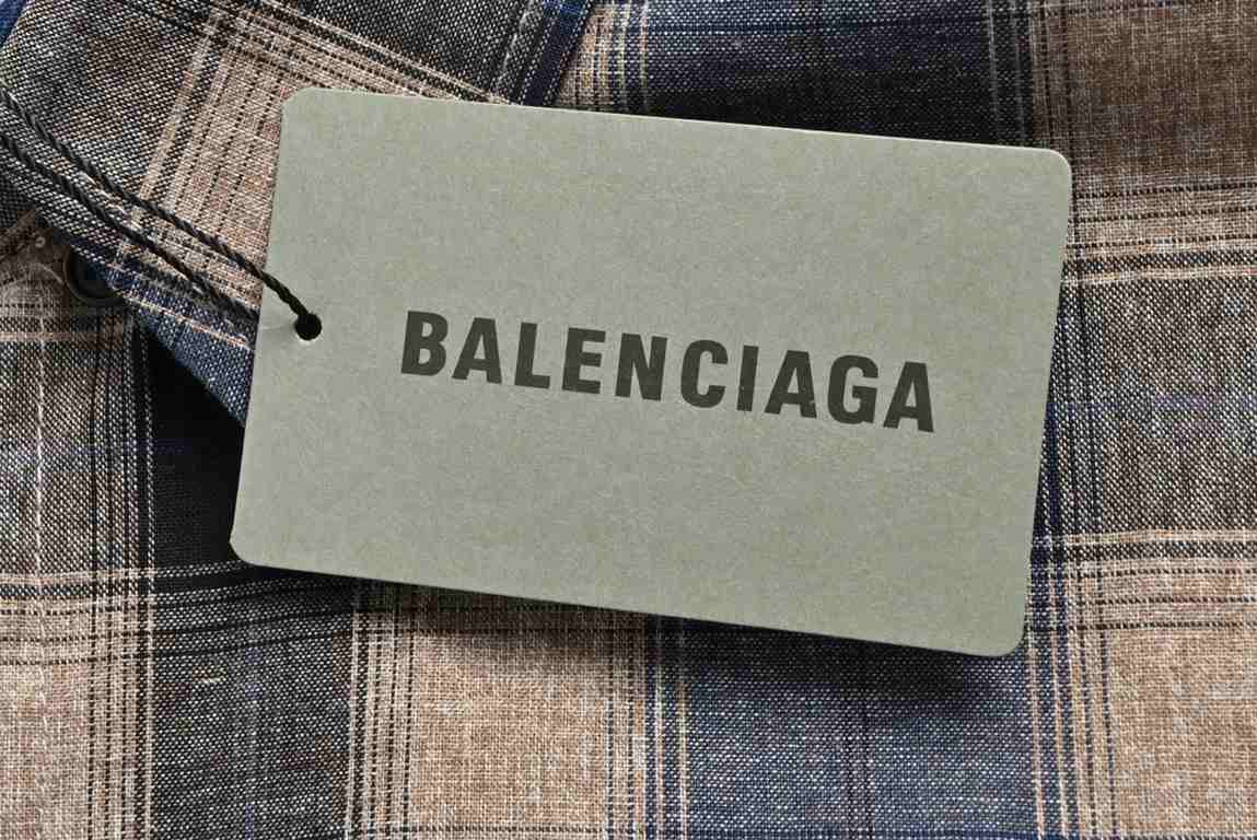 BalenciagaBalenciaga 23Fw Washed Willow Studded Plaid ShirtThe fabric is made of old washed vintage plaid stiff fabric Open mold custom engraved Logo buttons Hardware custom logo, fabric custom weaving and dyeing, each c