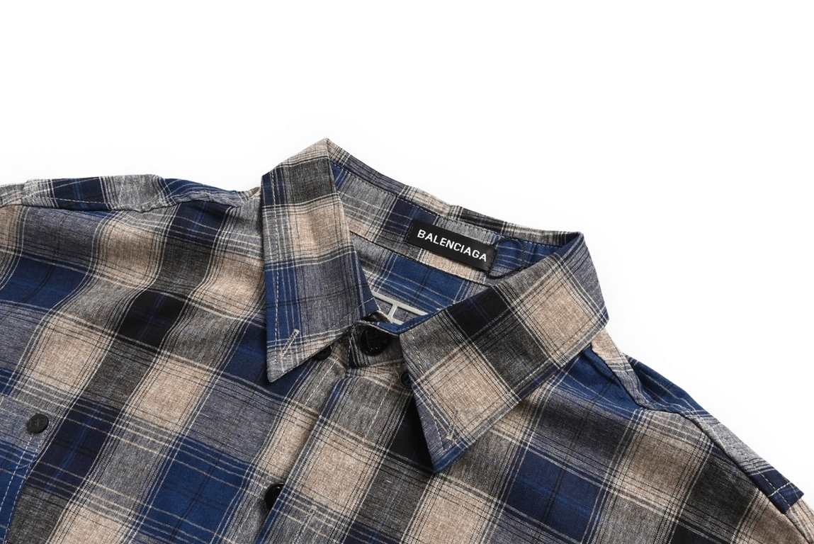 BalenciagaBalenciaga 23Fw Washed Willow Studded Plaid ShirtThe fabric is made of old washed vintage plaid stiff fabric Open mold custom engraved Logo buttons Hardware custom logo, fabric custom weaving and dyeing, each c