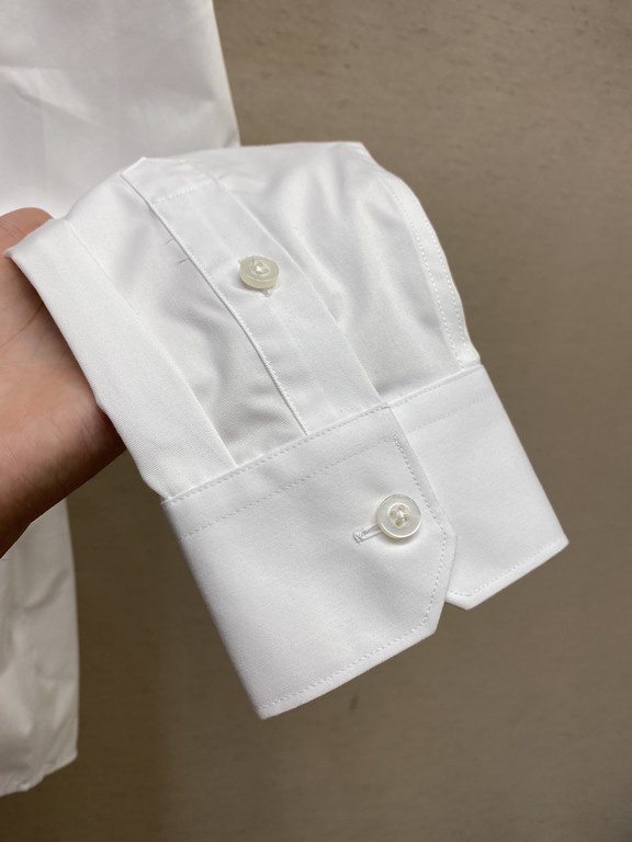 Bottrga Veneta Fashion Simple Long Sleeve Shirt, this lightweight cotton shirt is made of cotton texture fabric, classic simple design with a refreshing tone, the color is super super super super awesome, the most worthw