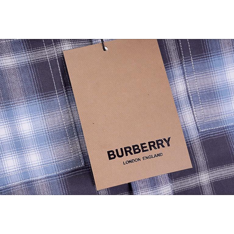 BurberryBurberry Check Embroidered Letter Long Sleeve ShirtSize：XS S M LBBR's most iconic classic striped shirt is a bestseller at the counter. The fabric is made of double stranded 80 woven twill fabric, checkered count