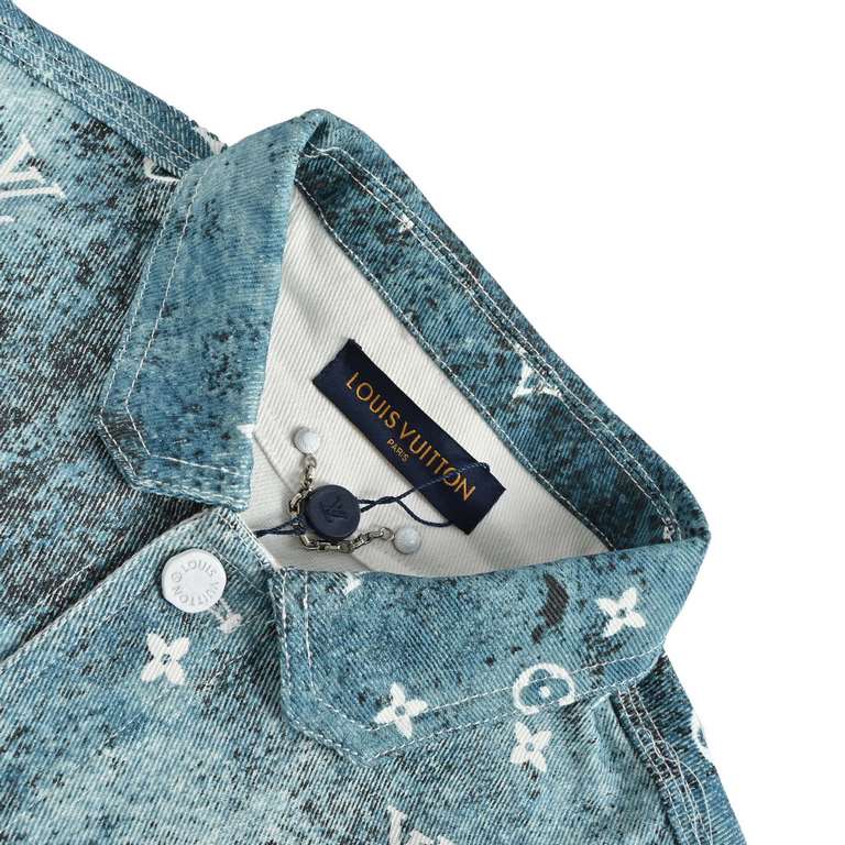 Louis Vuitton 22ss Star Rendered Aged Denim JacketLouis VuttonLouis Vuitton 22ss Star Rendered Aged Denim JacketThe work shirt is cut from denim for a relaxed fit and hand-airbrushed to create a chic blur that announces 