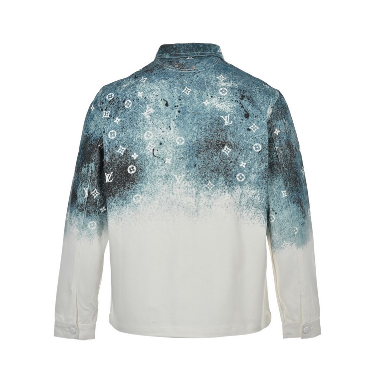 Louis Vuitton 22ss Star Rendered Aged Denim JacketLouis VuttonLouis Vuitton 22ss Star Rendered Aged Denim JacketThe work shirt is cut from denim for a relaxed fit and hand-airbrushed to create a chic blur that announces 