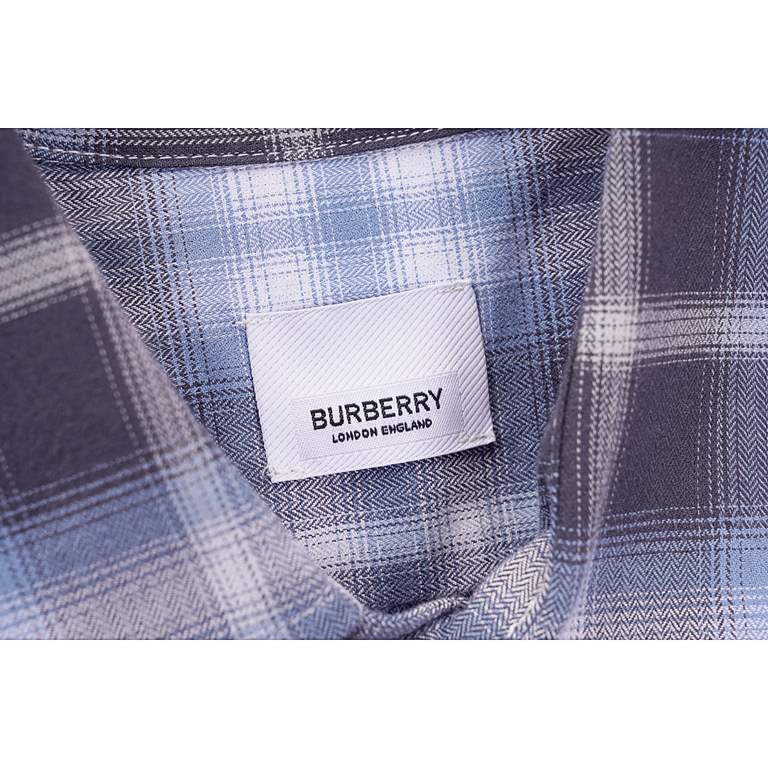 BurberryBurberry Check Embroidered Letter Long Sleeve ShirtSize：XS S M LBBR's most iconic classic striped shirt is a bestseller at the counter. The fabric is made of double stranded 80 woven twill fabric, checkered count