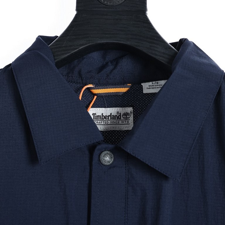 Timberland's new shirt jacket.Made of environmentally friendly nylon with natural color, it has excellent breathability to prevent sweat and sticky feeling, which makes the wearer feel fresh and comfortable. The collar o