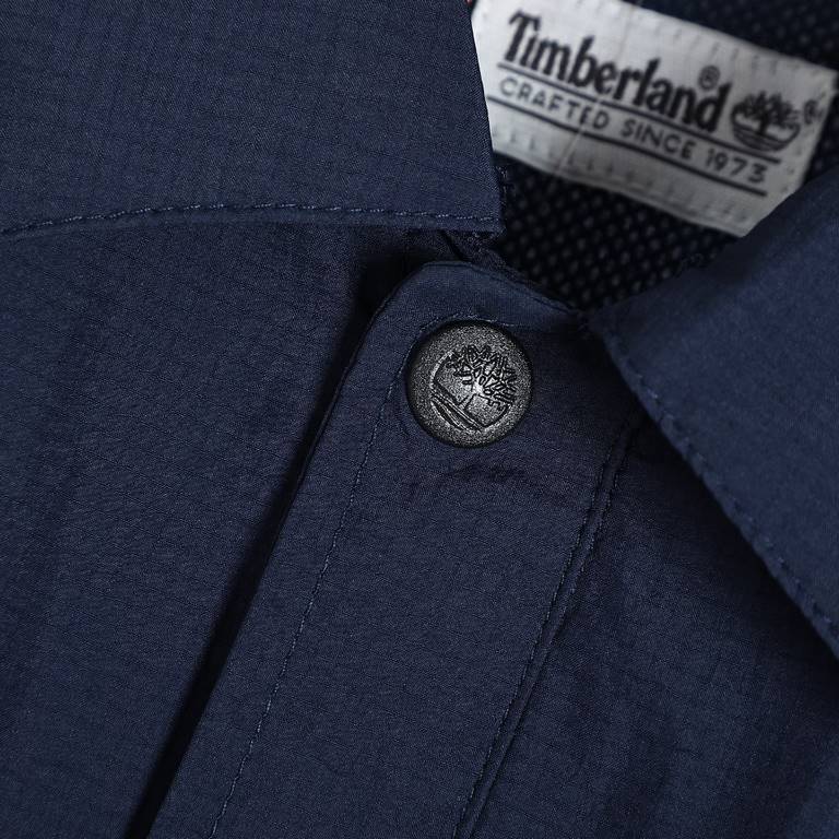 Timberland's new shirt jacket.Made of environmentally friendly nylon with natural color, it has excellent breathability to prevent sweat and sticky feeling, which makes the wearer feel fresh and comfortable. The collar o