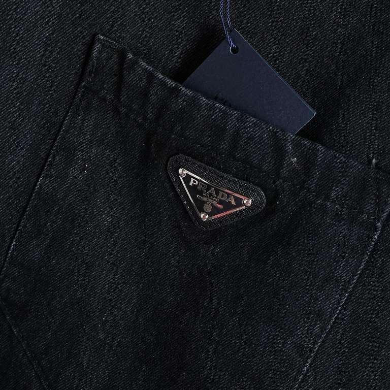 Prada washed denim shirt with triangular label.The whole garment is made of fixed weave heavyweight denim fabric, independent hardware open mold garment heavy duty washed into! Exclusive details of the door pockets fully